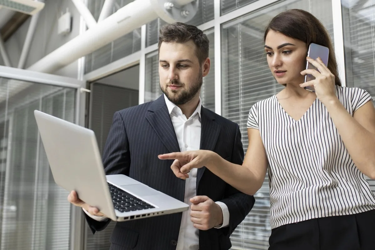 Equipe corporativa em reunião de negócios usando planos TIM Empresas