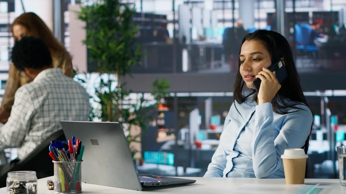 Profissionais em videoconferência com plano TIM Black Empresa