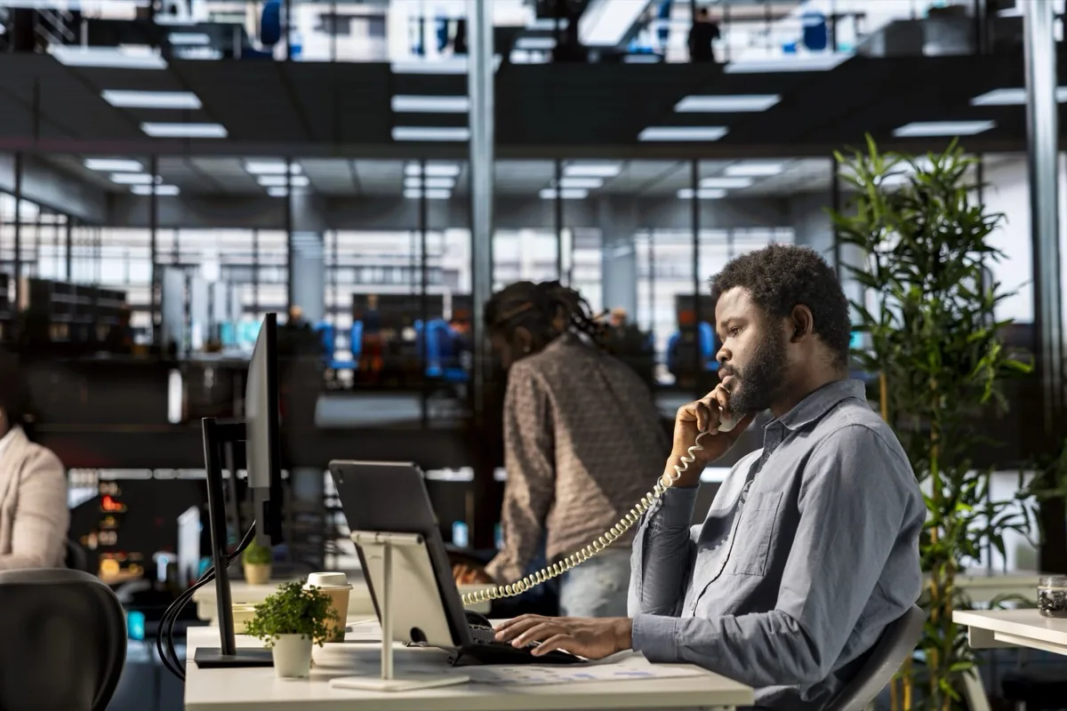 Escritório moderno com conexão fibra ótica TIM empresarial