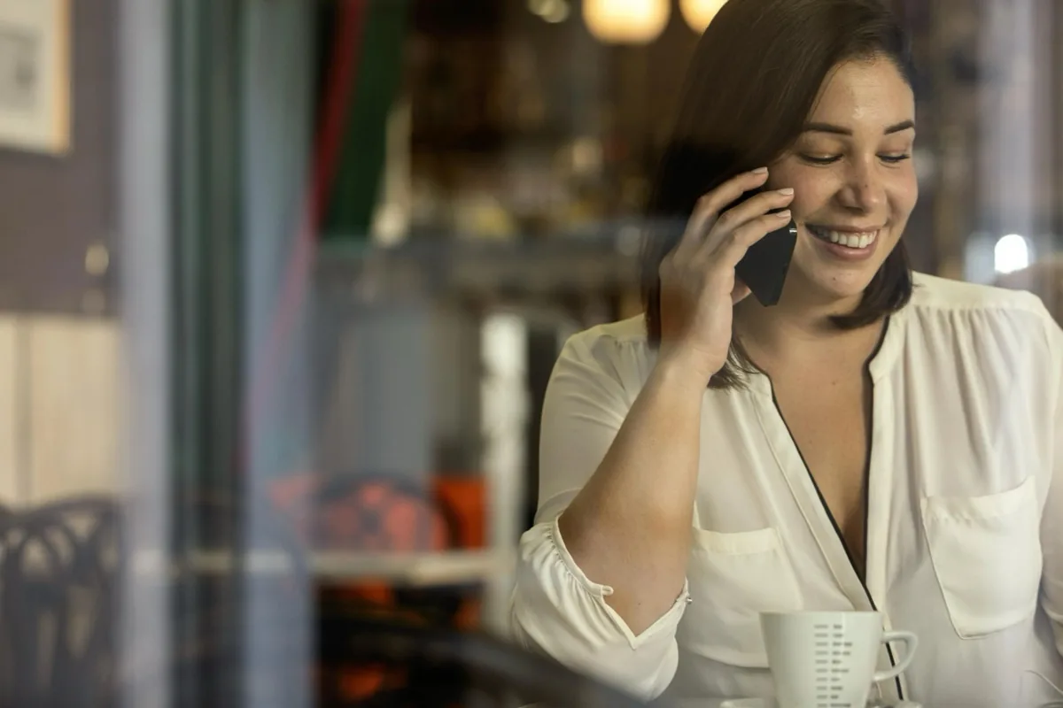 Consultor TIM apresentando soluções corporativas para empresa